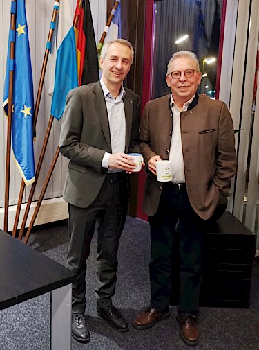 Erster Bürgermeister Norbert Seidl mit Ehrenbürger Rainer Zöller. Erster Bürgermeister Norbert Seidl mit Ehrenbürger Rainer Zöller.
